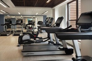 A gym with multiple treadmills, ellipticals, and a mirrored wall. - Studio Villa Timber Lodge Resort S Lake Tahoe (South Lake Tahoe)