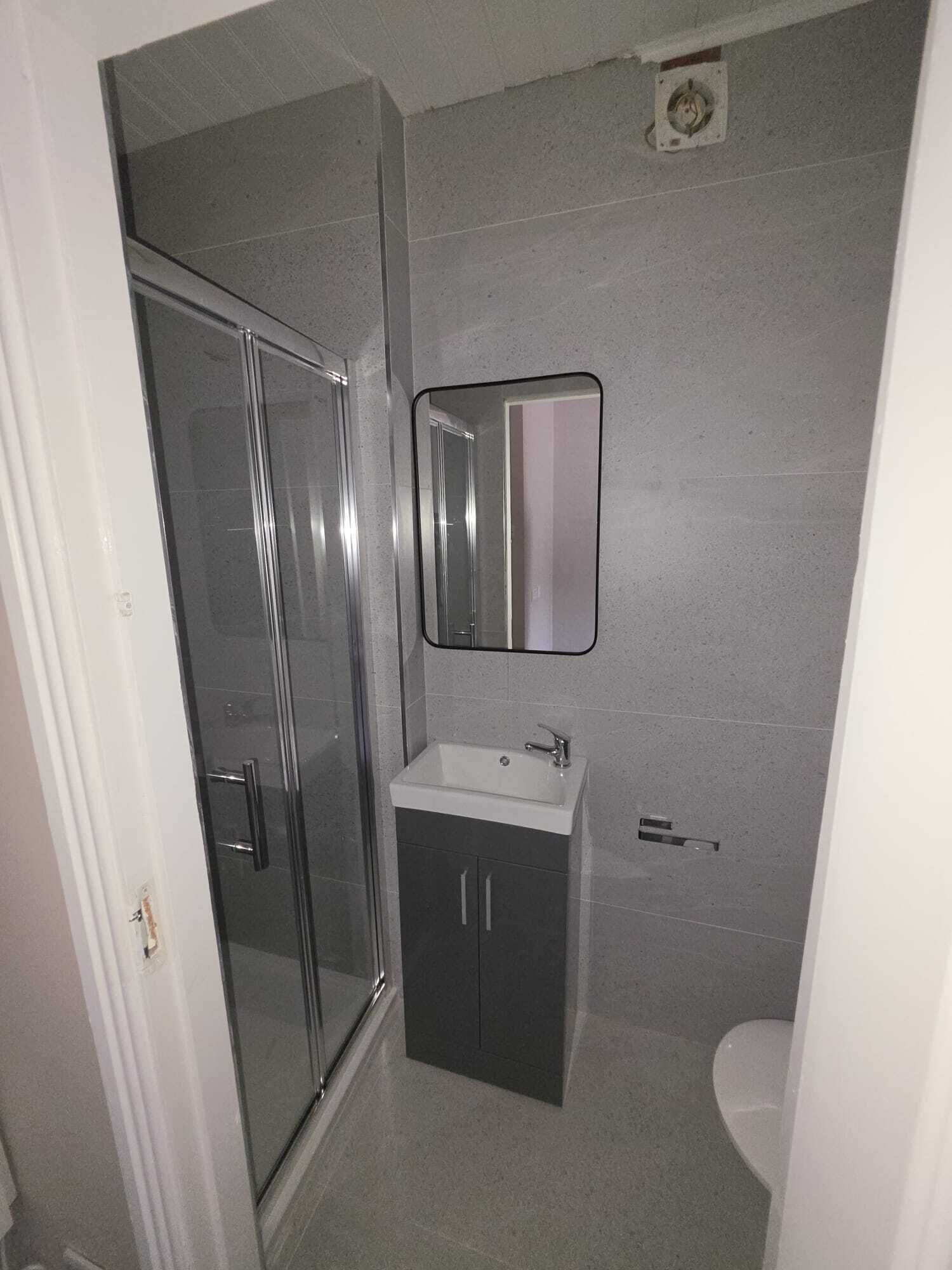 Habitación triple Confort, no fumadores | Baño | Artículos de higiene personal gratuitos, secador de pelo y toallas
