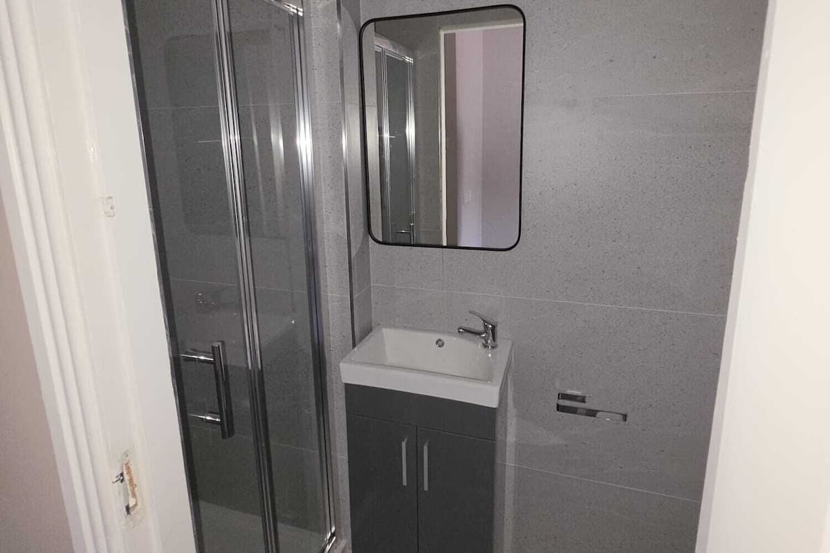 Habitación triple Confort, no fumadores | Baño | Artículos de higiene personal gratuitos, secador de pelo y toallas