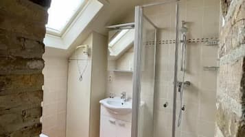 Badezimmer | Dusche, kostenlose Toilettenartikel, Haartrockner, Handtücher