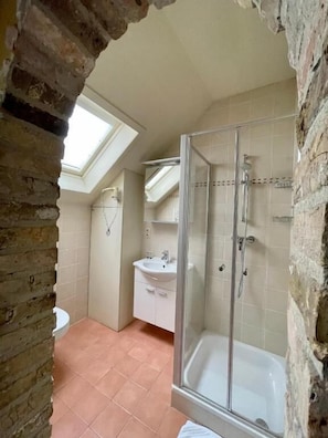 Deluxe-Studio | Badezimmer | Dusche, kostenlose Toilettenartikel, Haartrockner, Handtücher