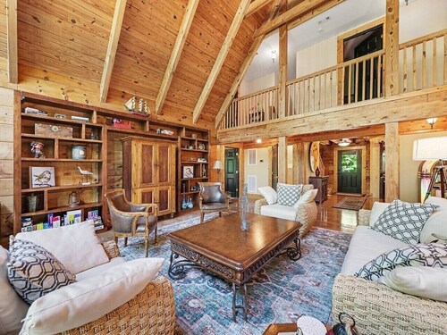 Waterfront, peaceful setting, pool table
