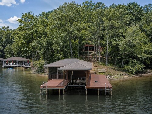 Waterfront, peaceful setting, pool table