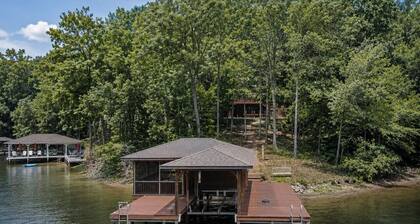 Waterfront, peaceful setting, pool table