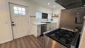 Coffee/tea maker, fridge, microwave, oven