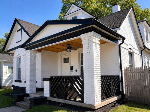 A Modern Retreat- 4BDR House - Chef’s Kitchen - Stay by Downtown Dayton- Quiet