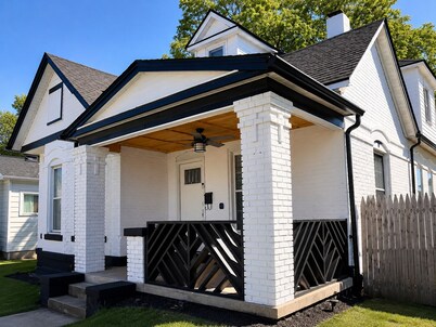 A Modern Retreat- 4BDR House - Chef’s Kitchen - Stay by Downtown Dayton- Quiet