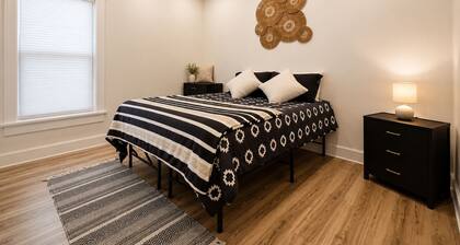 A Modern Retreat- 4BDR House - Chef’s Kitchen - Stay by Downtown Dayton- Quiet