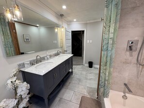 Douche, sèche-cheveux, serviettes fournies, savon