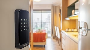 Una cocina moderna con horno empotrado y cerradura digital en la puerta.