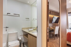 Elite-lejlighed - 1 dobbeltseng - balkon - byudsigt | Badeværelse | Bruser, gratis toiletartikler, hårtørrer, håndklæder
