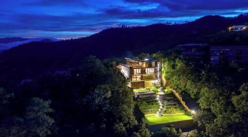 Exclusive home in El Santuario, with a view of the lake