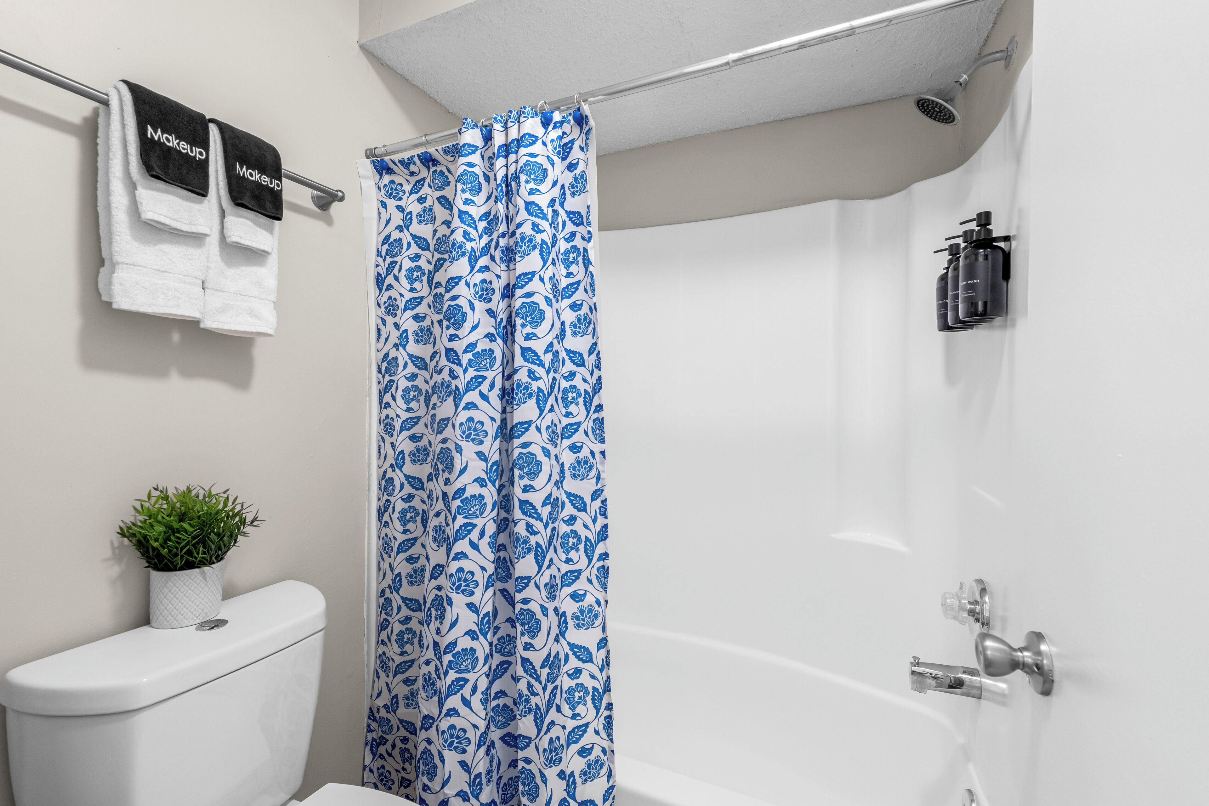 Articles de toilette écologiques, séchoir à cheveux, serviettes fournies
