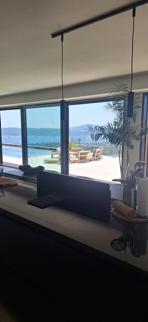 Interior - Villa Domaine du Col: Pool, Jacuzzi, Exceptional View, 5 Minutes from the Beaches (Grimaud)