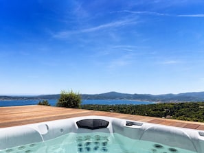 Outdoor spa tub - Villa Domaine du Col: Pool, Jacuzzi, Exceptional View, 5 Minutes from the Beaches (Grimaud)