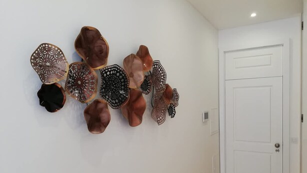 A wall with a series of decorative objects. - Downtown Apartment Porto by Liiiving (Porto)
