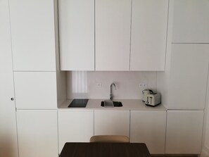 A compact kitchenette with a sink, a toaster, and a small countertop. - Downtown Apartment Porto by Liiiving (Porto)