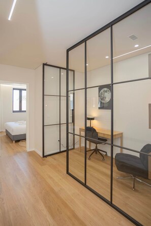 A modern room with a desk, chair, and a bed. - Liiiving in Matosinhos - Mercatus Apartment D (Matosinhos)