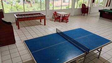 Une pièce équipée d’un baby-foot, d’une table de ping-pong et d’un billard.