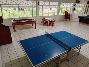 Une pièce équipée d’un baby-foot, d’une table de ping-pong et d’un billard.