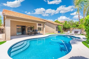 Il s’agit d’une propriété résidentielle dotée d’une piscine, de mobilier d’extérieur et d’un espace patio.