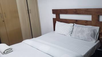 1 bedroom, iron/ironing board, internet, bed sheets