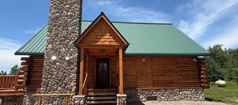 Family friendly 3-bedroom cabin in peaceful Vanderbilt. Private. Large groups.