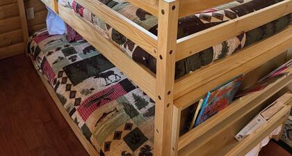 Family friendly 3-bedroom cabin in peaceful Vanderbilt. Private. Large groups.