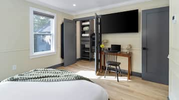 4 slaapkamers, een bureau, een strijkplank/strijkijzer, reisbedje