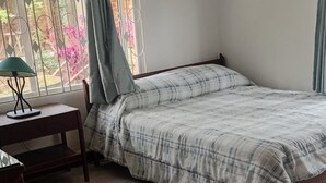 Ein Schlafzimmer mit einem Bett, einem Schreibtisch und einem Stuhl.