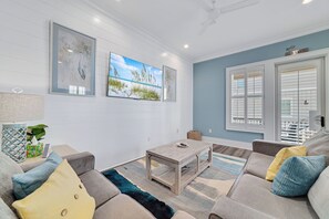 Ein Wohnzimmer mit einer Couch, einem Couchtisch und Kunstwerken an der Wand.