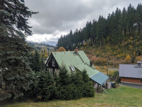 Forest cabin with a fireplace and a view—right on the "Vogtland Panorama Trail"!