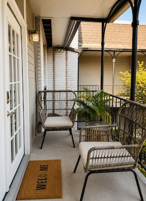 Terrace/patio - Fresh and cozy retreat in heart of galleria (Houston)