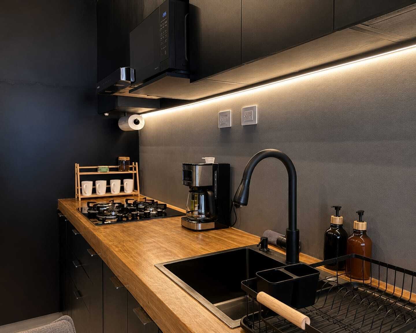 Coffee/tea maker, fridge, microwave, stovetop