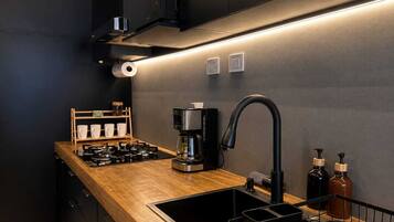 Coffee/tea maker, fridge, microwave, stovetop