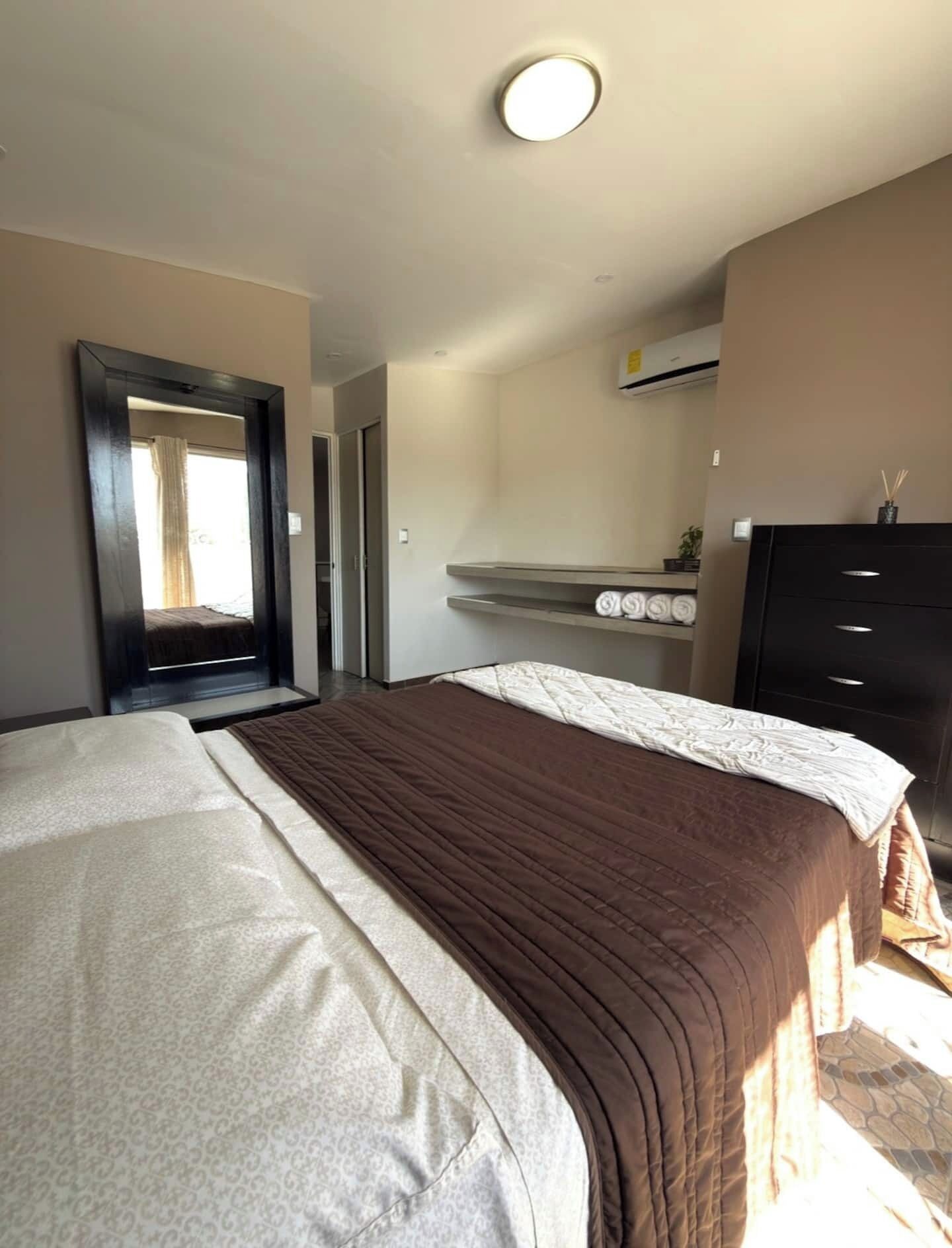 1 habitación, tabla de planchar con plancha, wifi gratis y ropa de cama 