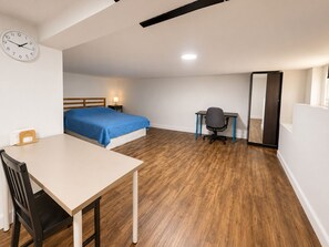Escritorio, tabla de planchar con plancha, wifi gratis y ropa de cama