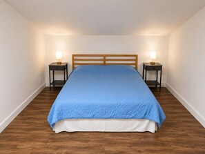 Escritorio, tabla de planchar con plancha, wifi gratis y ropa de cama