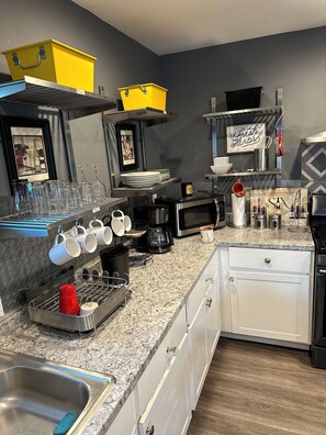 A modern kitchen with stainless steel appliances, a granite countertop, and a variety of kitchenware. - Fantastic 2-bedroom house with AC in sunny Los Angeles (Los Angeles)
