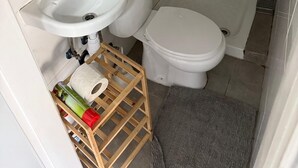 Un bagno con lavandino, servizi igienici e doccia.