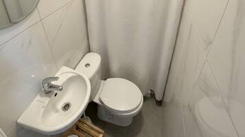 Haartrockner, Handtücher, Seife, Toilettenpapier