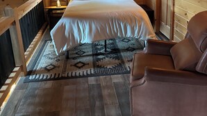 Room - Peaceful Schroon Lake getaway with cozy comforts and year-round adventures. (Adirondack)