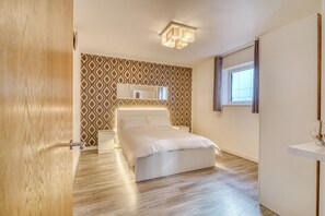 Room - located in heart of bolton town, 2 minutes walk from bus station&trainstaion (Bolton)