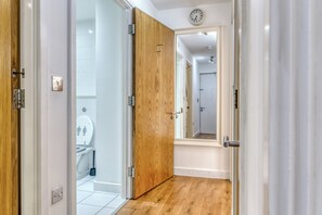 Bathroom - located in heart of bolton town, 2 minutes walk from bus station&trainstaion (Bolton)