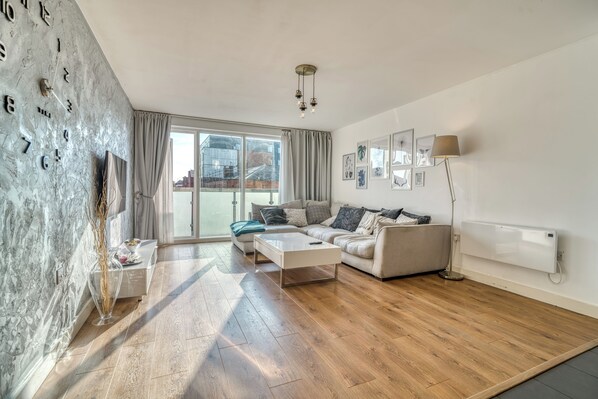Living area - located in heart of bolton town, 2 minutes walk from bus station&trainstaion (Bolton)