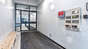 Ein Flur mit einem Brandschutzplan, einer Bedienkonsole und einer Sitzbank.