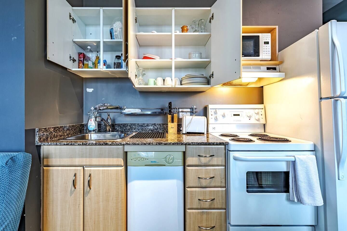 Wasserkocher mit Kaffee-/Teezubehör, Kühlschrank, Mikrowelle, Herdplatte