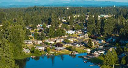 Waterfront Spanaway lake -Private Dock, Kayaks, Sleeps 15 -AC