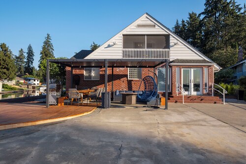 Waterfront Spanaway lake -Private Dock, Kayaks, Sleeps 15 -AC