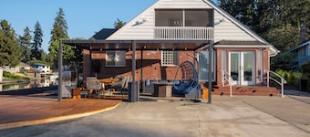 Waterfront Spanaway lake -Private Dock, Kayaks, Sleeps 15 -AC